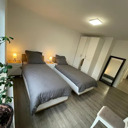 Cozy Nightlife Apartment *